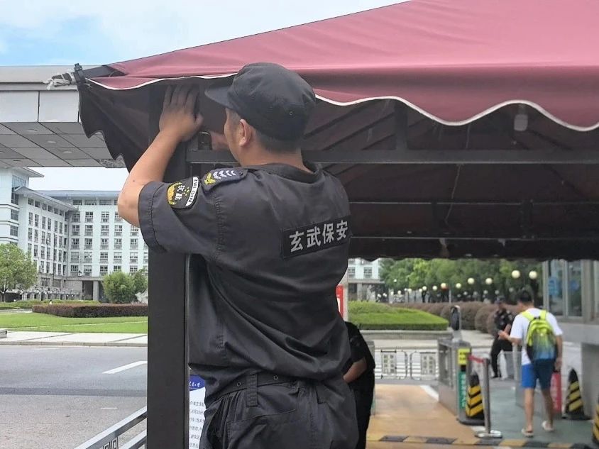 C:/Users/Administrator/Desktop/臺風“貝碧嘉”來襲，南京保安積極應對，“守”護萬家團圓！/6.jpg6