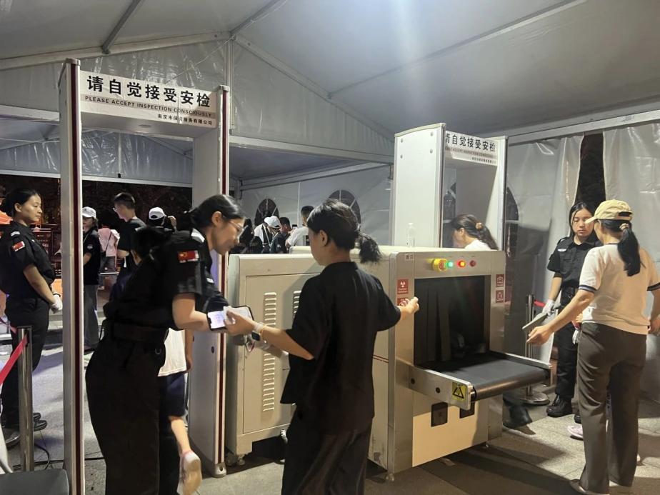C:/Users/Administrator/Desktop/臺風“貝碧嘉”來襲，南京保安積極應對，“守”護萬家團圓！/9.jpg9