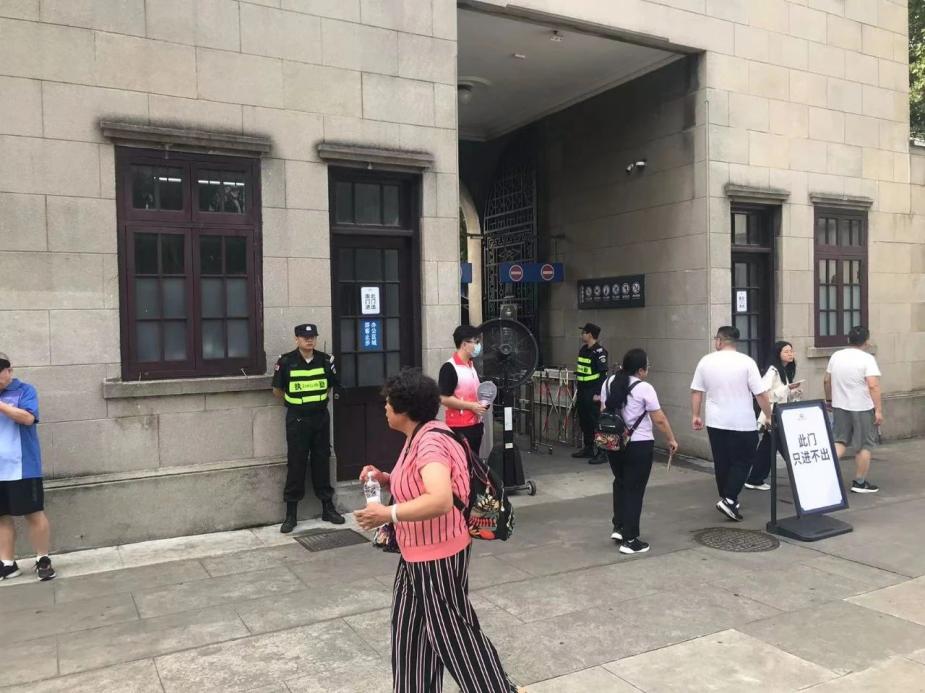 C:/Users/Administrator/Desktop/臺風“貝碧嘉”來襲，南京保安積極應對，“守”護萬家團圓！/8.jpg8